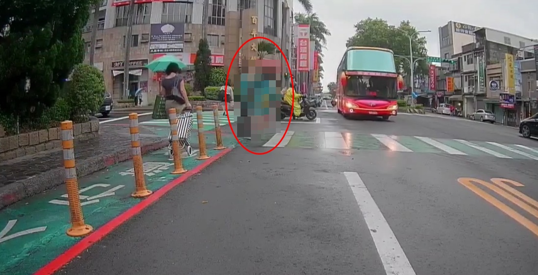 一名女學生在斑馬線準備過馬路，「左顧右盼」之後突然往前衝，剛好一輛遊覽車正要通過路口，險象環生的畫面人人看得怵目驚心。（翻攝自爆廢公社）