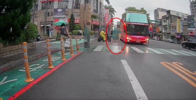 遊覽車司機反應夠快,踩煞車急停,閃過莽撞的女學生,才沒造成憾事。(翻攝自爆廢公社)