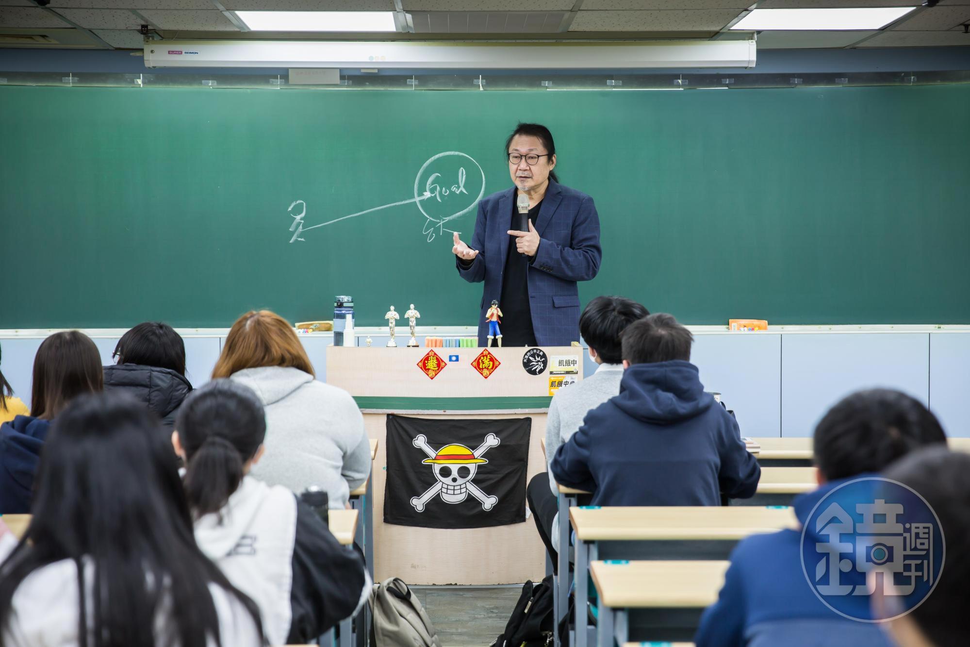 陳明俊長期綁馬尾,被喻為台北補習街最Rock的補教名師。