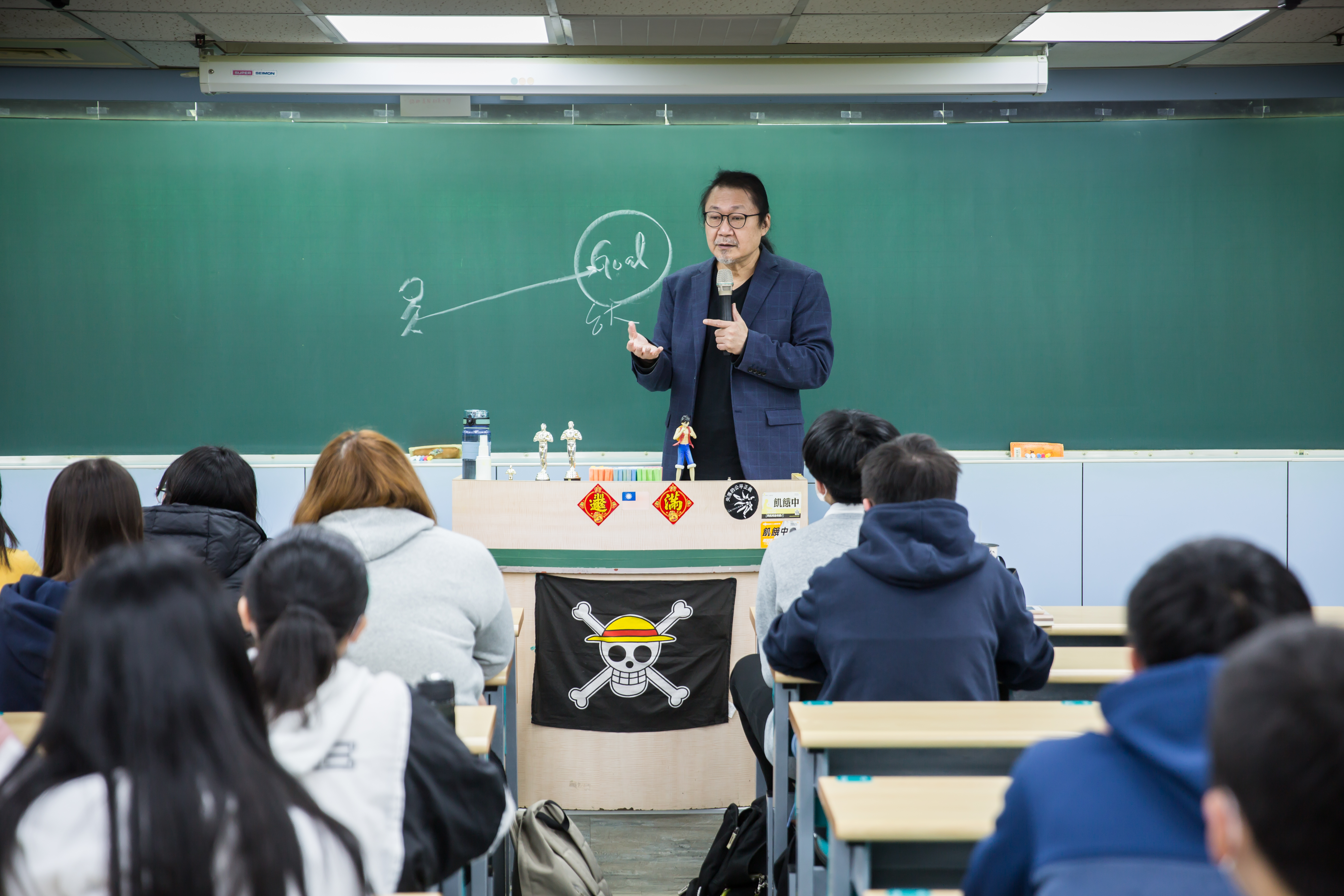 陳明俊長期綁馬尾，被喻為台北補習街最Rock的補教名師。