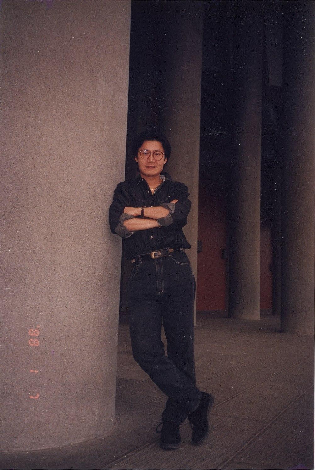 1980年代陳明俊仍是短髮,已在補習街聲名大噪,全盛期手上同時有7千個學生。(卓越提供)