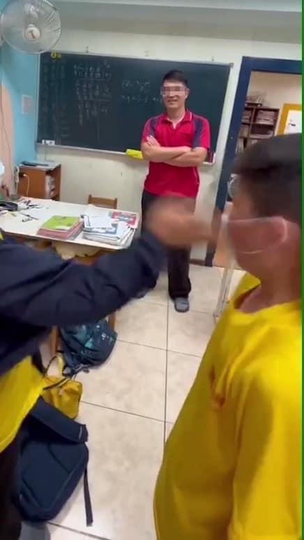 李師用激將法要學生互搧耳光，還笑嘻嘻的說風涼話。（翻攝自新北市議員張錦豪臉書）