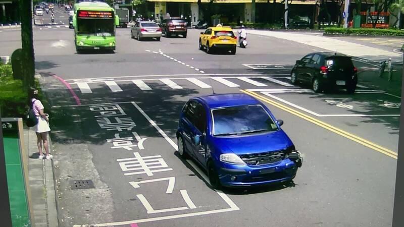 黃男開著藍色轎車今在前鎮區、新興區連續撞擊3部機車，造成3名女騎士及1男童手腳擦挫傷。（警方提供）