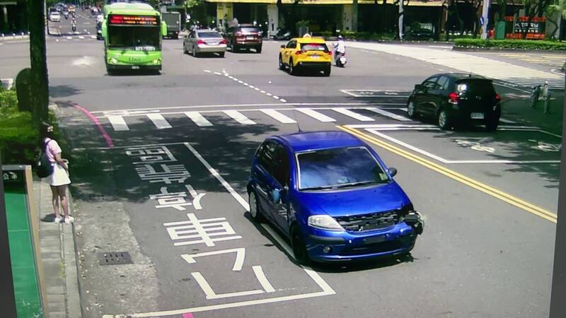 黃男開著藍色轎車今在前鎮區、新興區連續撞擊3部機車，造成3名女騎士及1男童手腳擦挫傷。（警方提供）