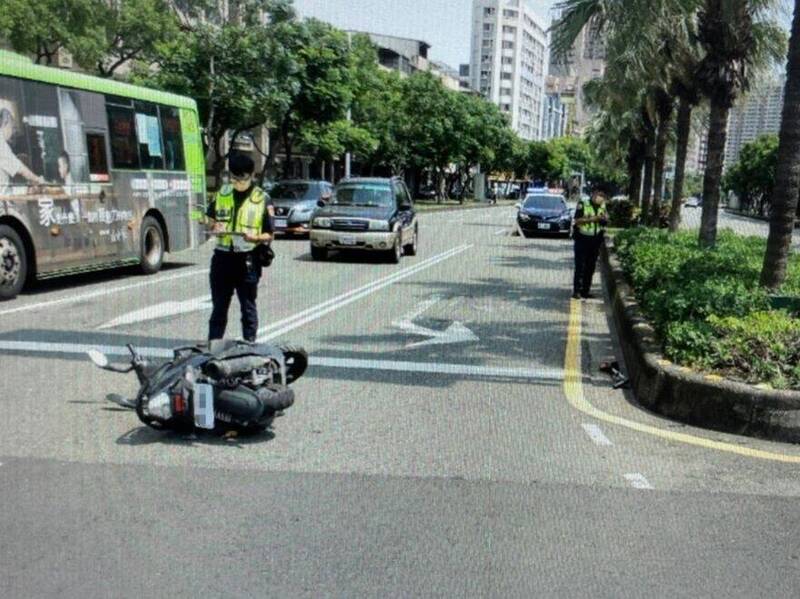 下午1時17分許,黃男疑闖紅燈撞到綠燈起步的何姓女騎士。(警方提供)