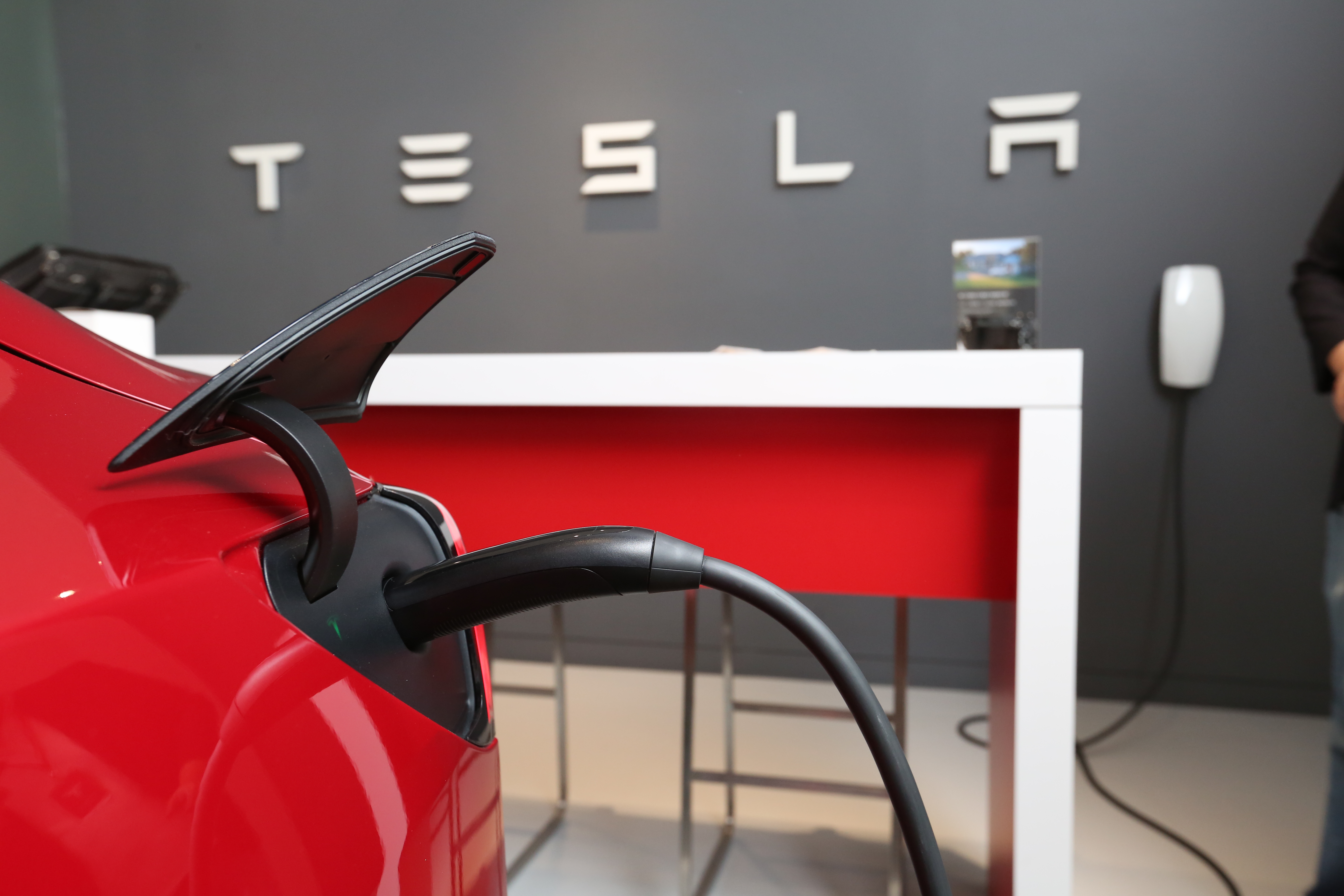 高雄一名車主因私設特斯拉充電設備違反公寓大廈管理條例，被法院判決敗訴。（示意圖，本刊資料照）