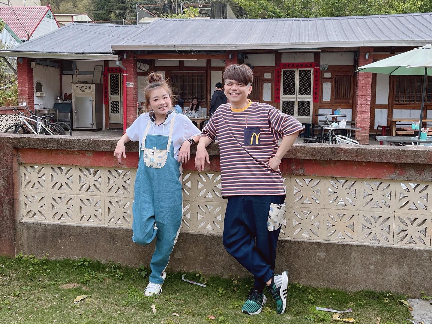 蔡阿嘎（右）與老婆二伯（左）是有名的網紅夫妻，不過「二伯」的名字時常被認成男生。（翻攝自嘎嫂二伯臉書）