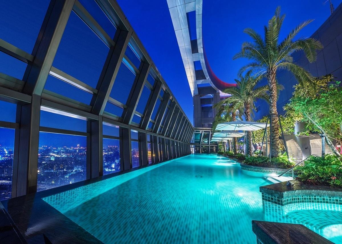 位於32樓的高空泳池白天夜晚各有不同浪漫。 ( 板橋凱撒大飯店提供 )