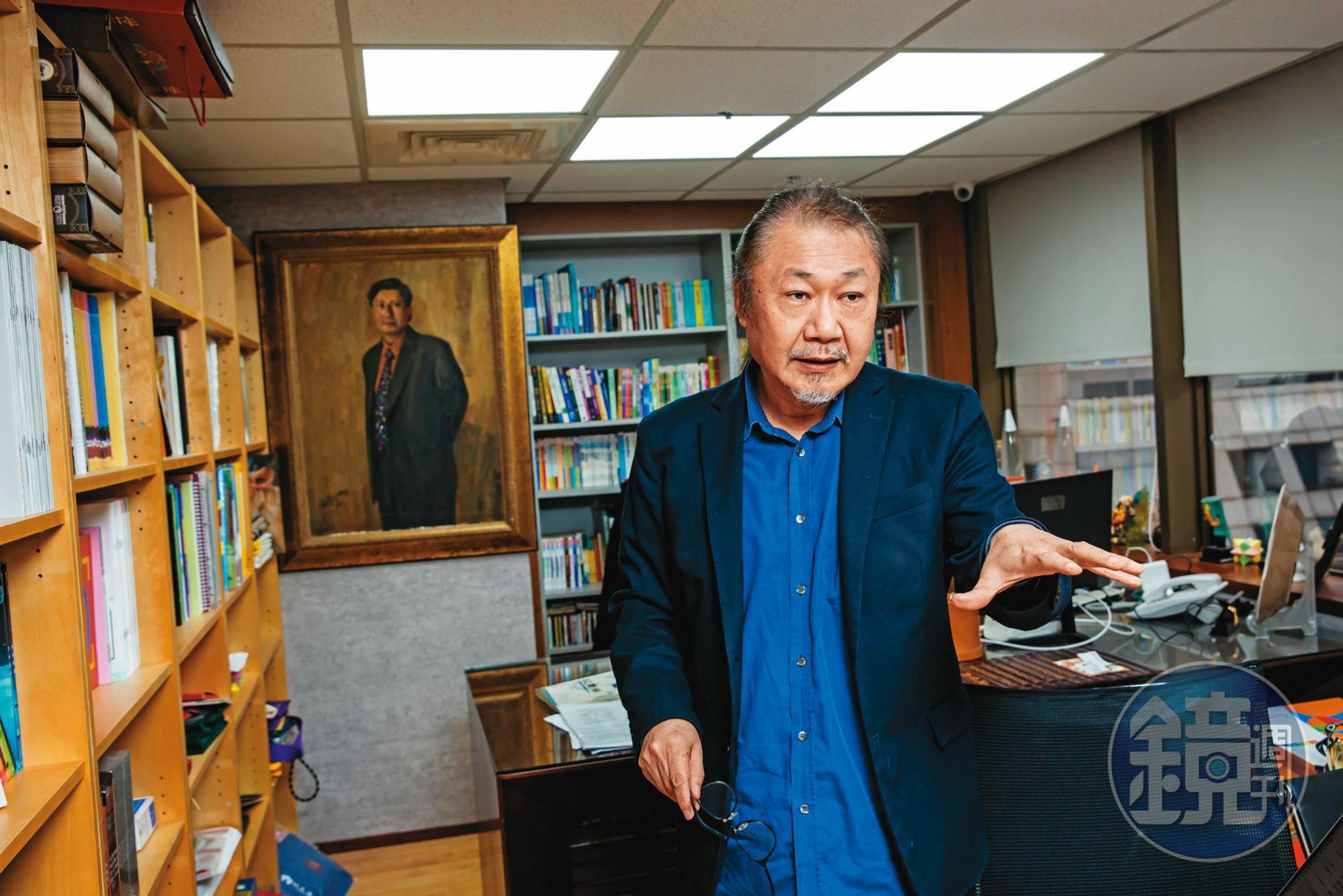 生性浪漫的陳明俊喜歡畫畫，辦公室掛上多幅畫家與他自己的作品。