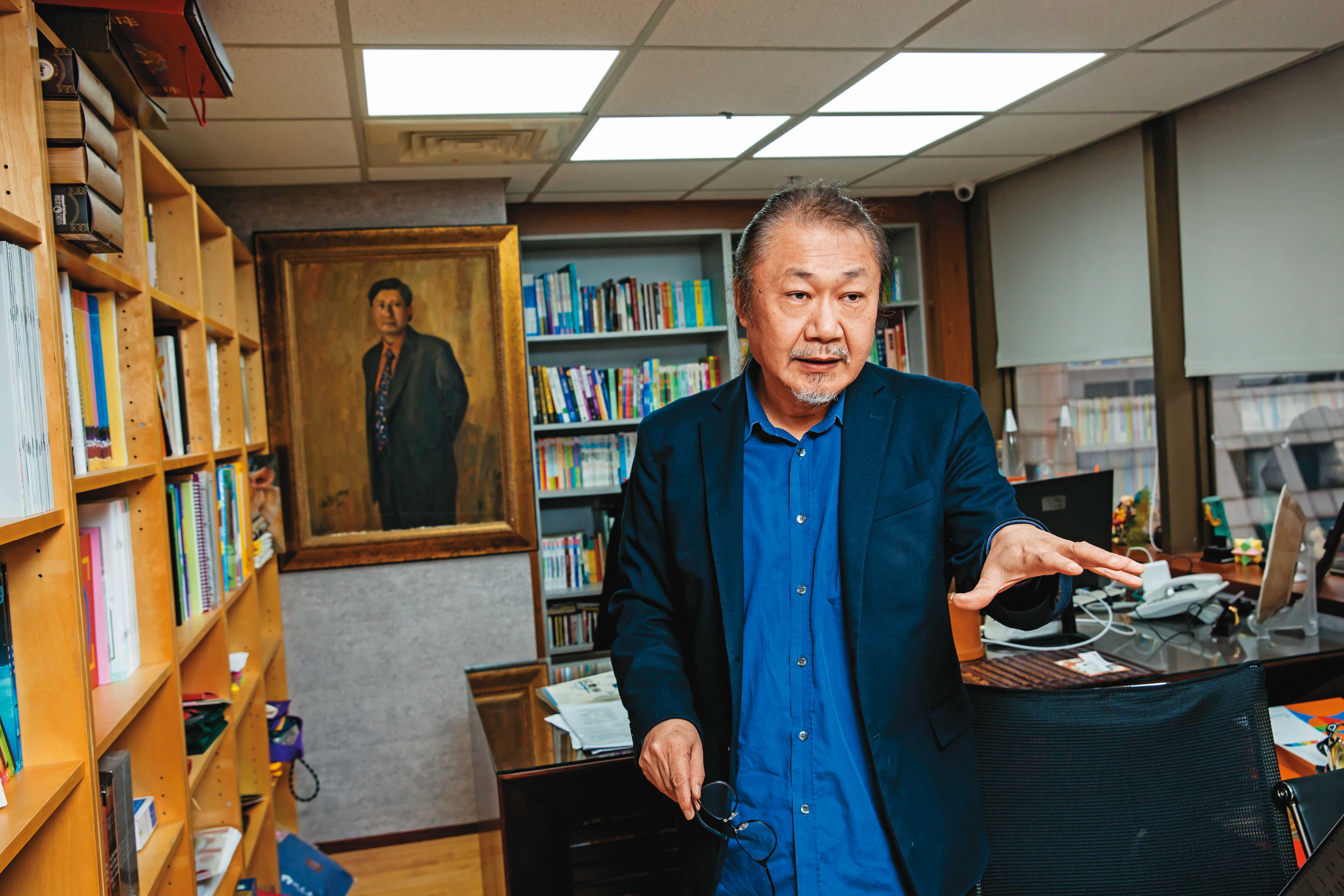 生性浪漫的陳明俊喜歡畫畫，辦公室掛上多幅畫家與他自己的作品。