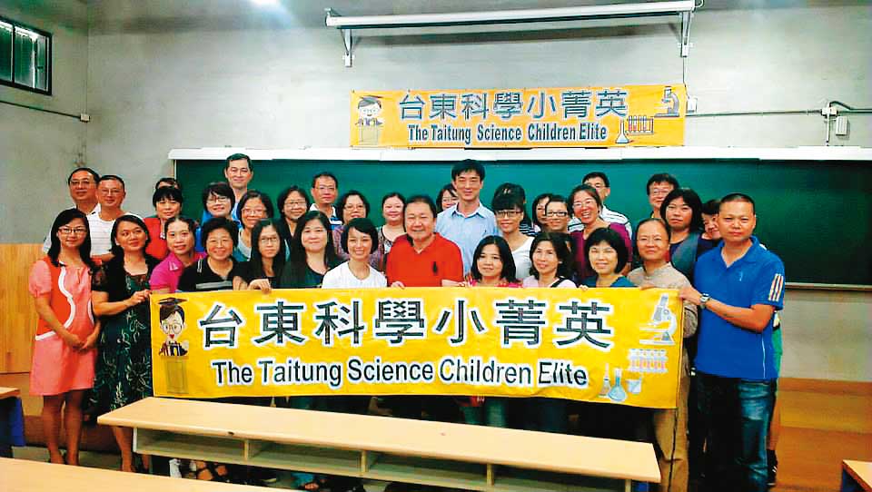 12年前，陳明俊到台東偏鄉免費上課，長達8年，培育學生在國際數學競賽拿下1千多面獎牌。（卓越提供）