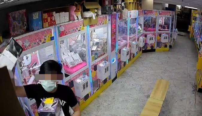 嫌犯娃娃機店內偷公仔。（翻攝畫面）