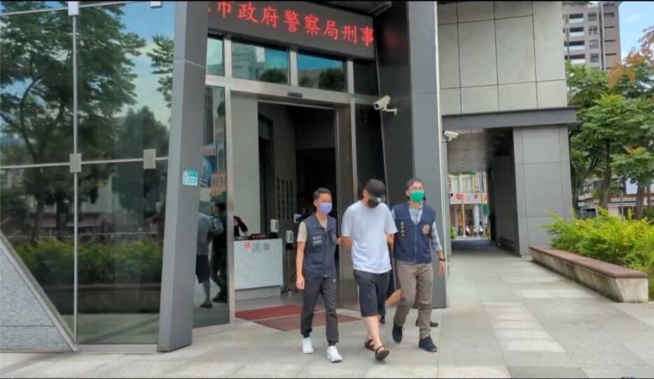 警方依竊盜罪移送嫌犯。（翻攝畫面）
