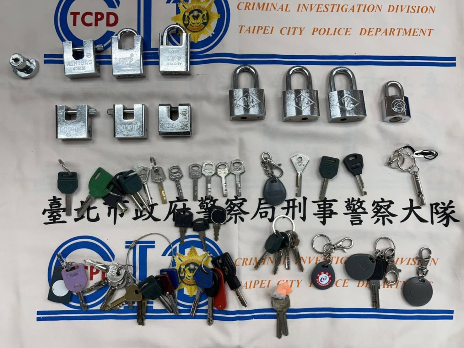 警方查扣的娃娃機店公鑰。（翻攝畫面）