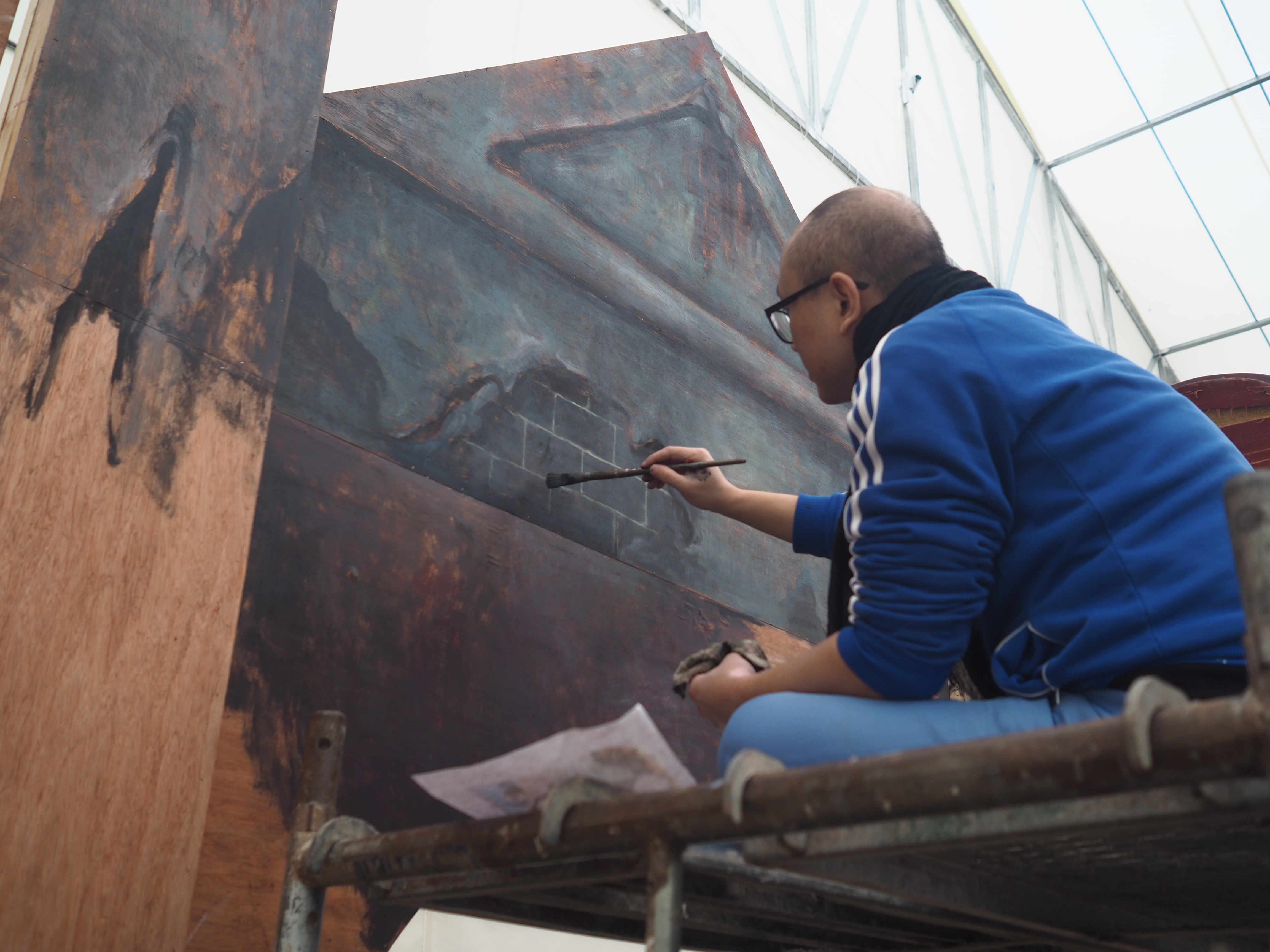 畫家出身的導演邱炯炯親自繪製電影《椒麻堂會》的佈景。（台北電影節提供）