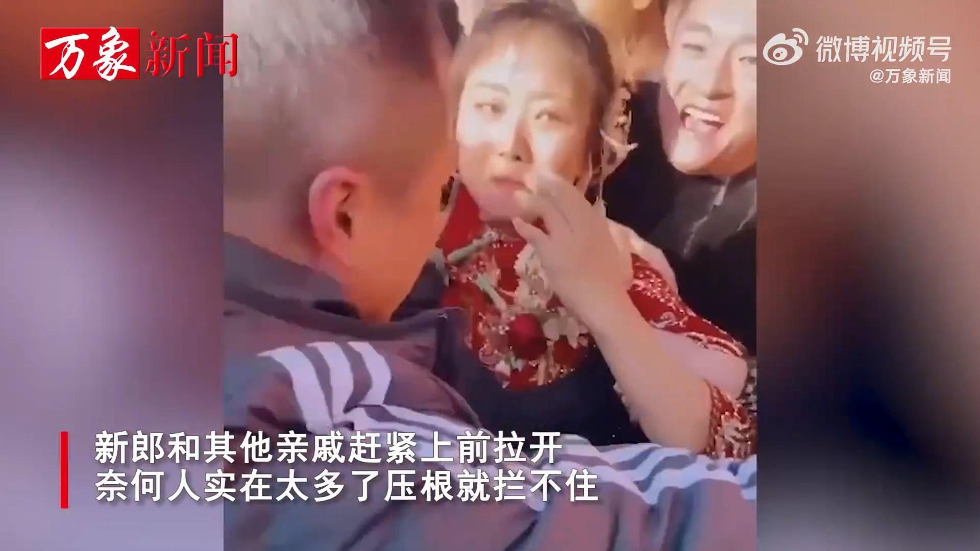 新娘無奈被包圍，只能苦笑。（翻自微博）