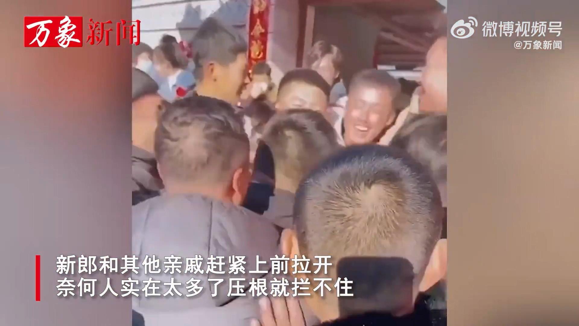一群男賓客團團包圍新娘。（翻自微博）