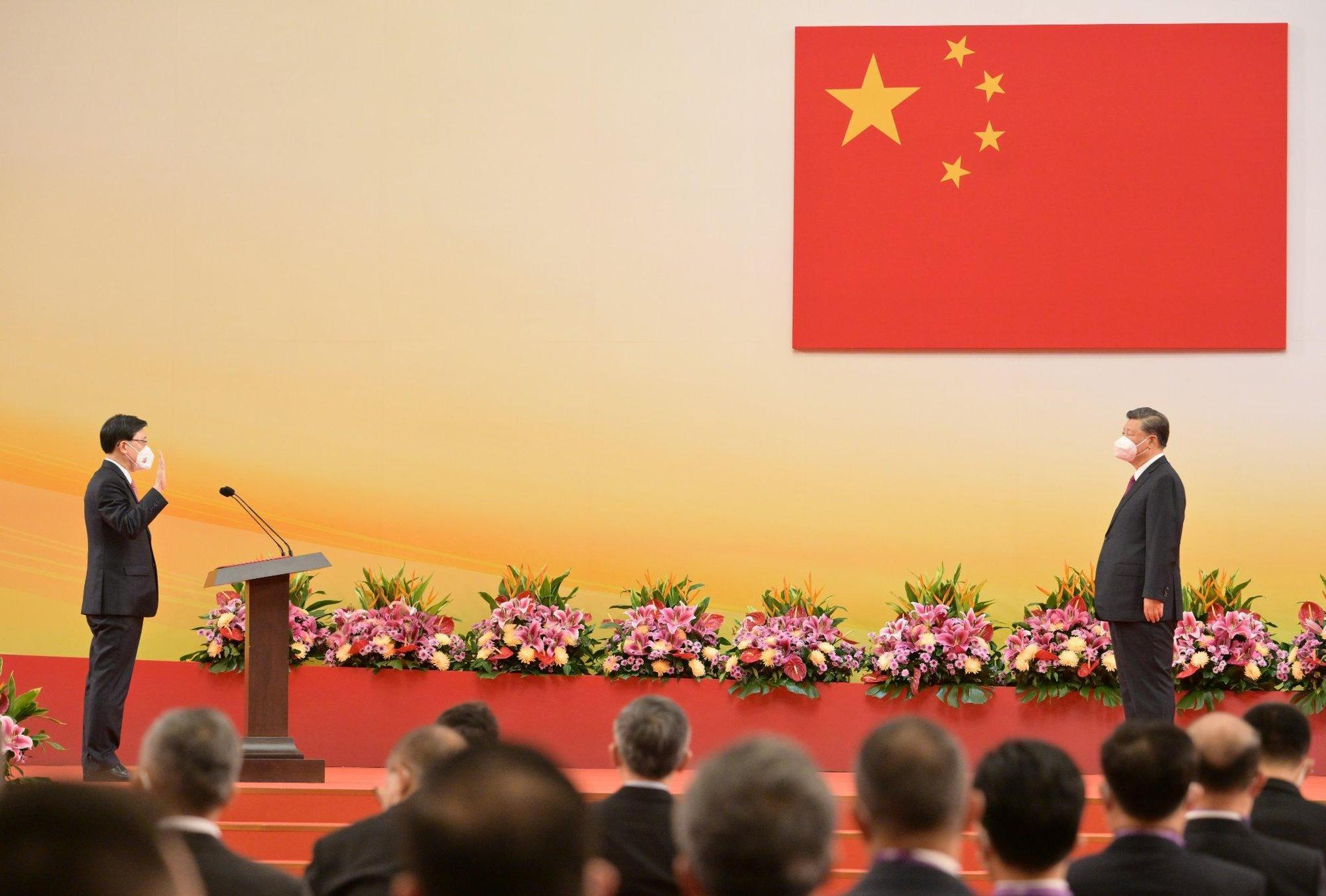 李家超(左)今在習近平(右)監誓下,正式宣誓就職香港特首。(翻攝自李家超臉書)