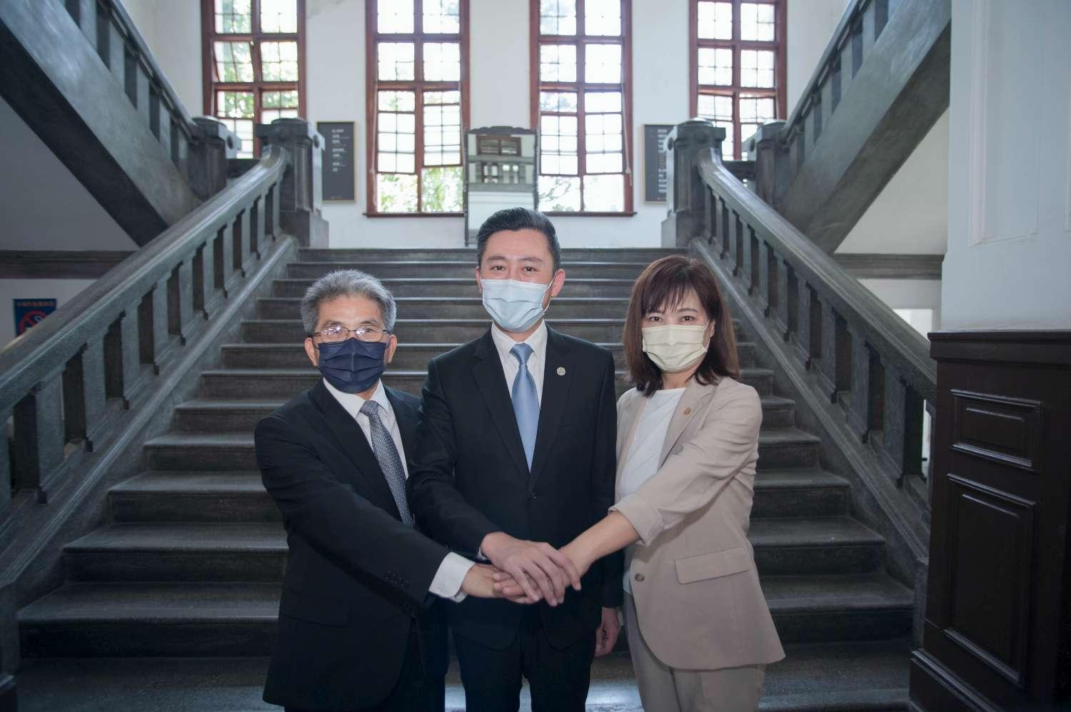 接任代理市長工作的為現任新竹市府祕書長陳章賢(左)。中、右分別為林智堅、沈慧虹。(翻攝自新竹市政府官網)