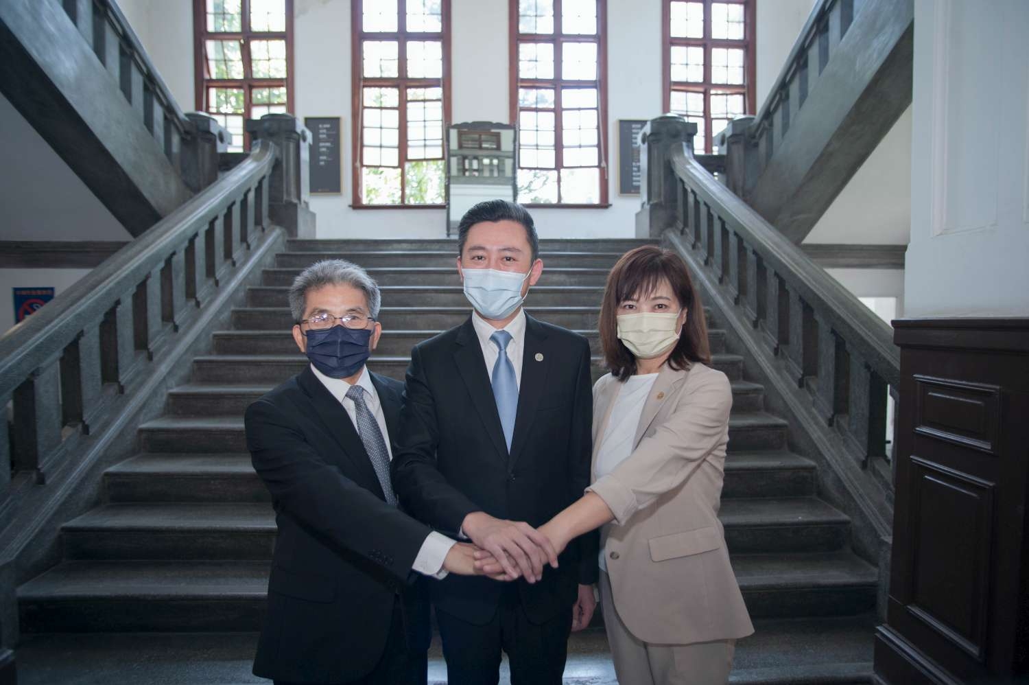 接任代理市長工作的為現任新竹市府祕書長陳章賢（左）。中、右分別為林智堅、沈慧虹。（翻攝自新竹市政府官網）