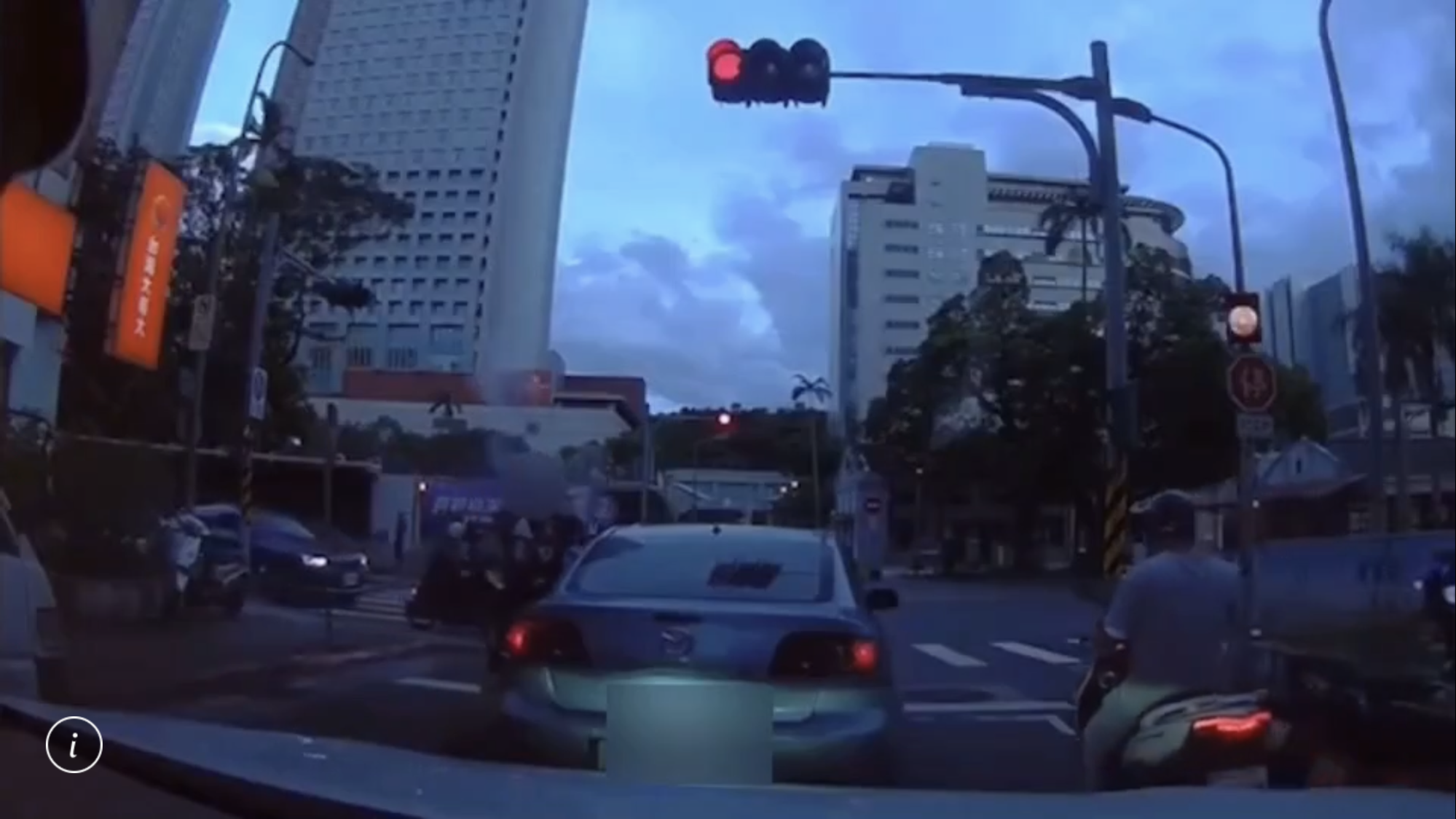 張男不滿被按喇叭,下車當街鳴放沖天炮。(翻攝畫面)