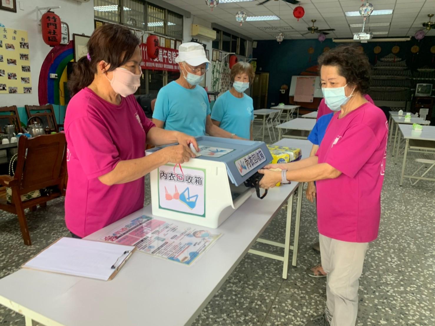 持3件完整無破損之內衣，可兌換1只環保零錢包、衛生紙等宣導品任選一份。（台南市環保局提供）