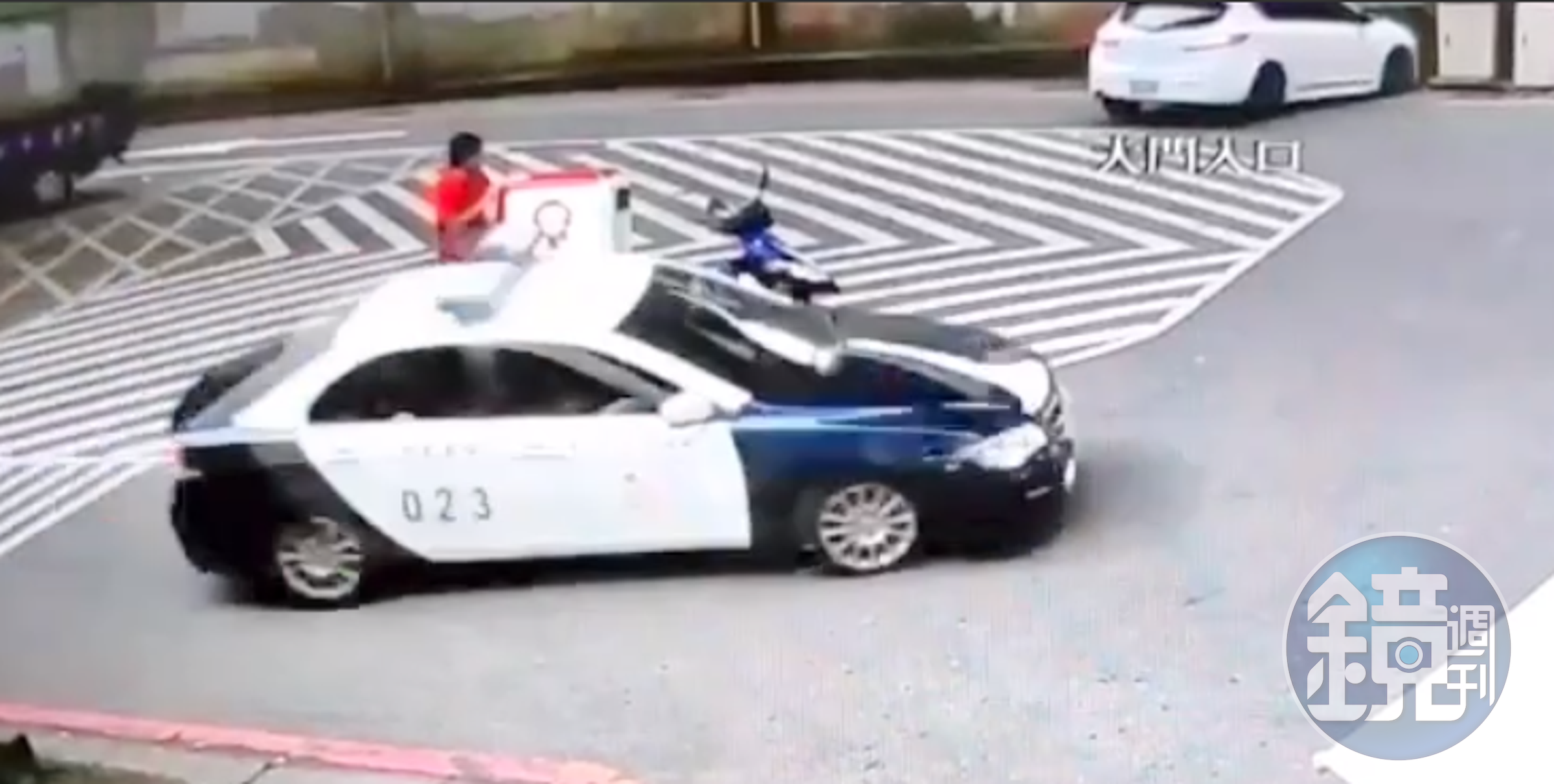 保安大隊緊追在後，抓到空擋警員們跳下車追捕嫌犯。（翻攝爆料公社）