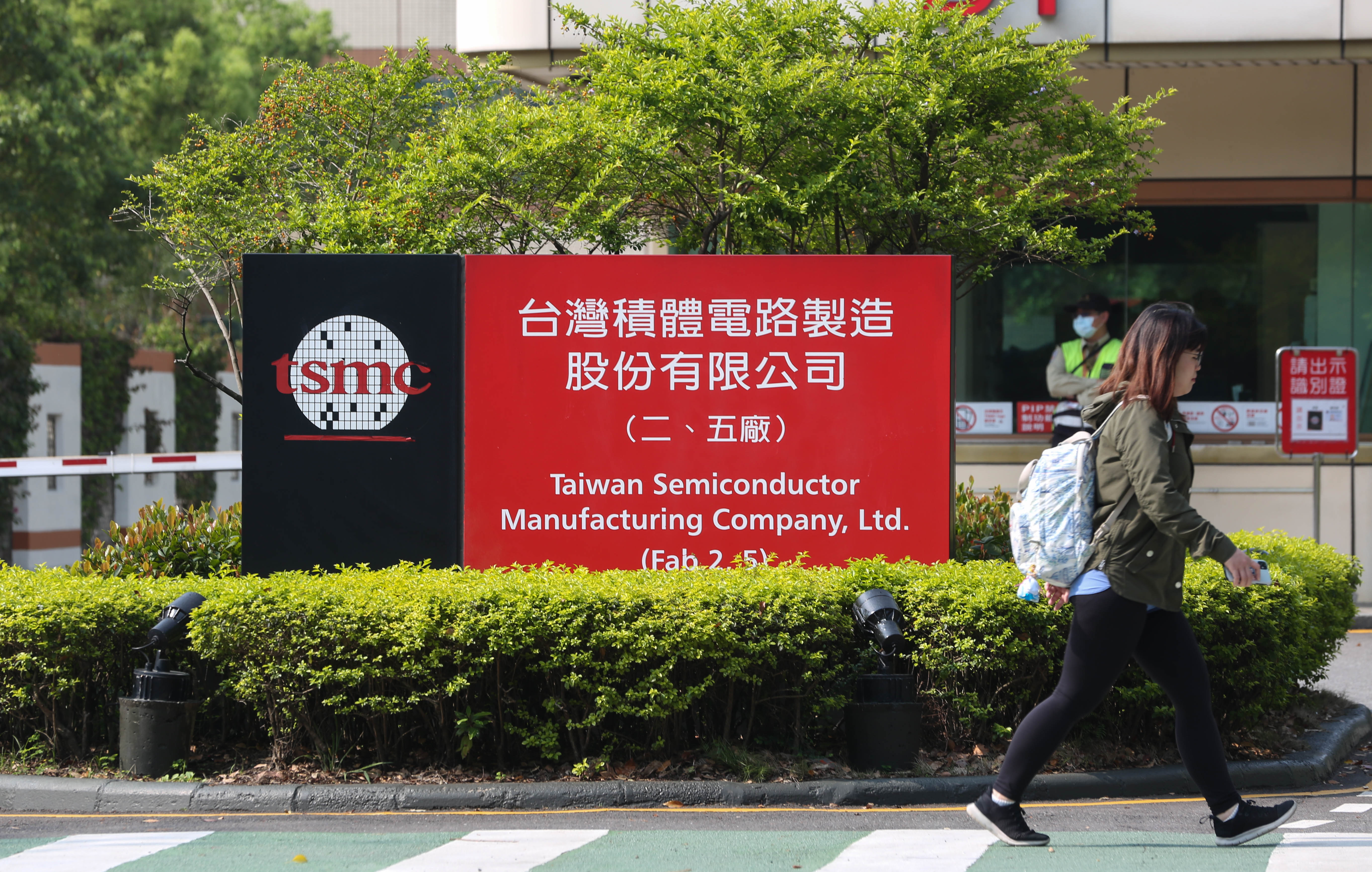 專家強調，台積電基本面未出現衰退，可採價值投資，控制好資金分批佈局。