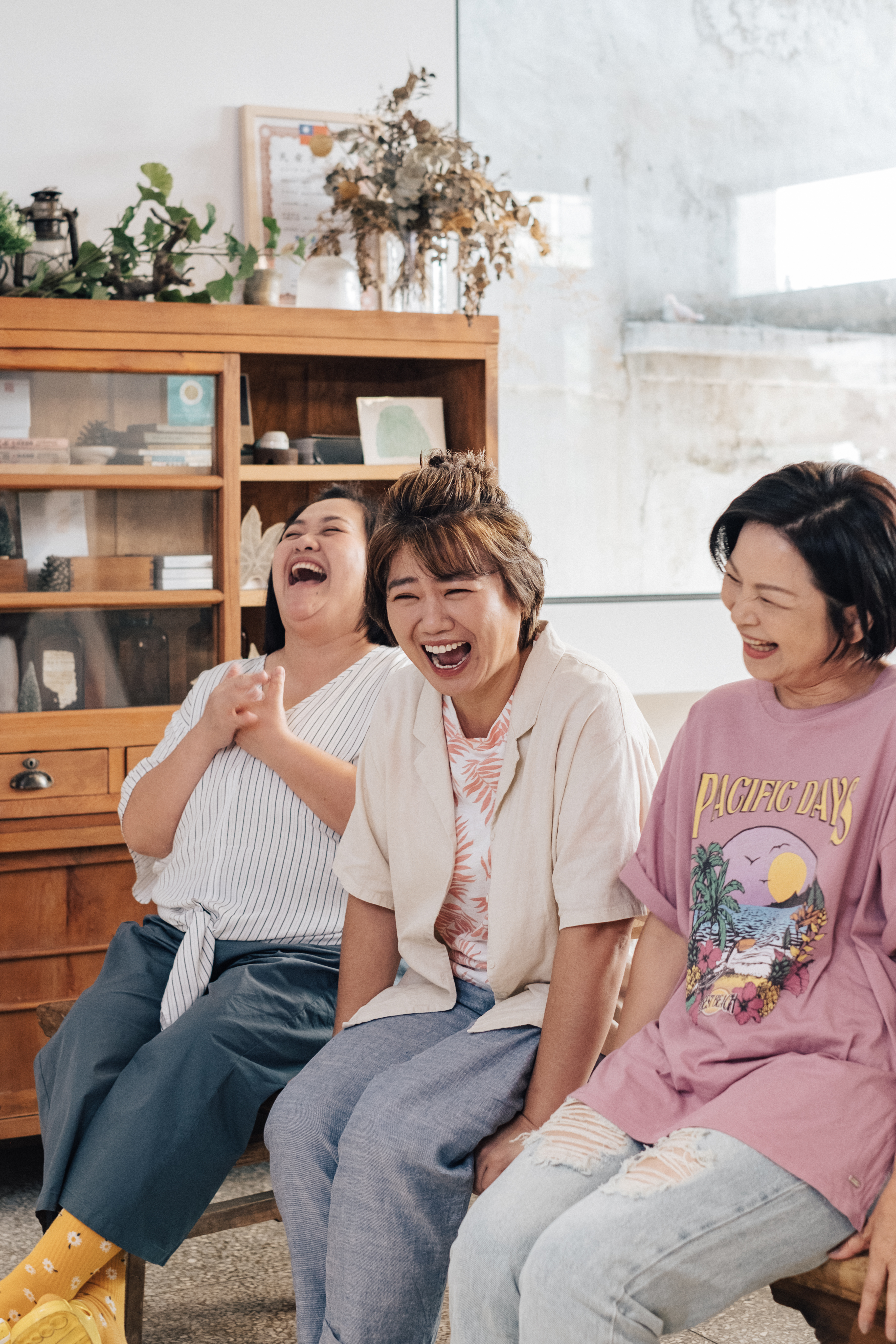 嚴藝文和楊貴媚、鍾欣凌拍攝實境節目《老少女奇遇記》。(桂田文化提供)