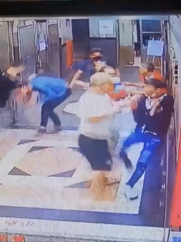 這時電梯門打開，衝出一大群壯漢，馬上給了胡男和朋友一頓狠狠地教訓。（爆廢公社）