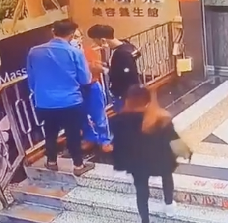 胡男和友人擋住老翁的去路，繼續上前理論。（爆廢公社）
