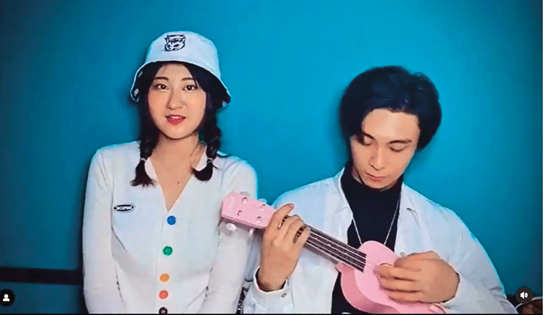 Max(右)與妹妹(左)曾受前公司長期批判,愛唱歌的妹妹因此不敢再從事相關產業。(翻攝自Max IG)