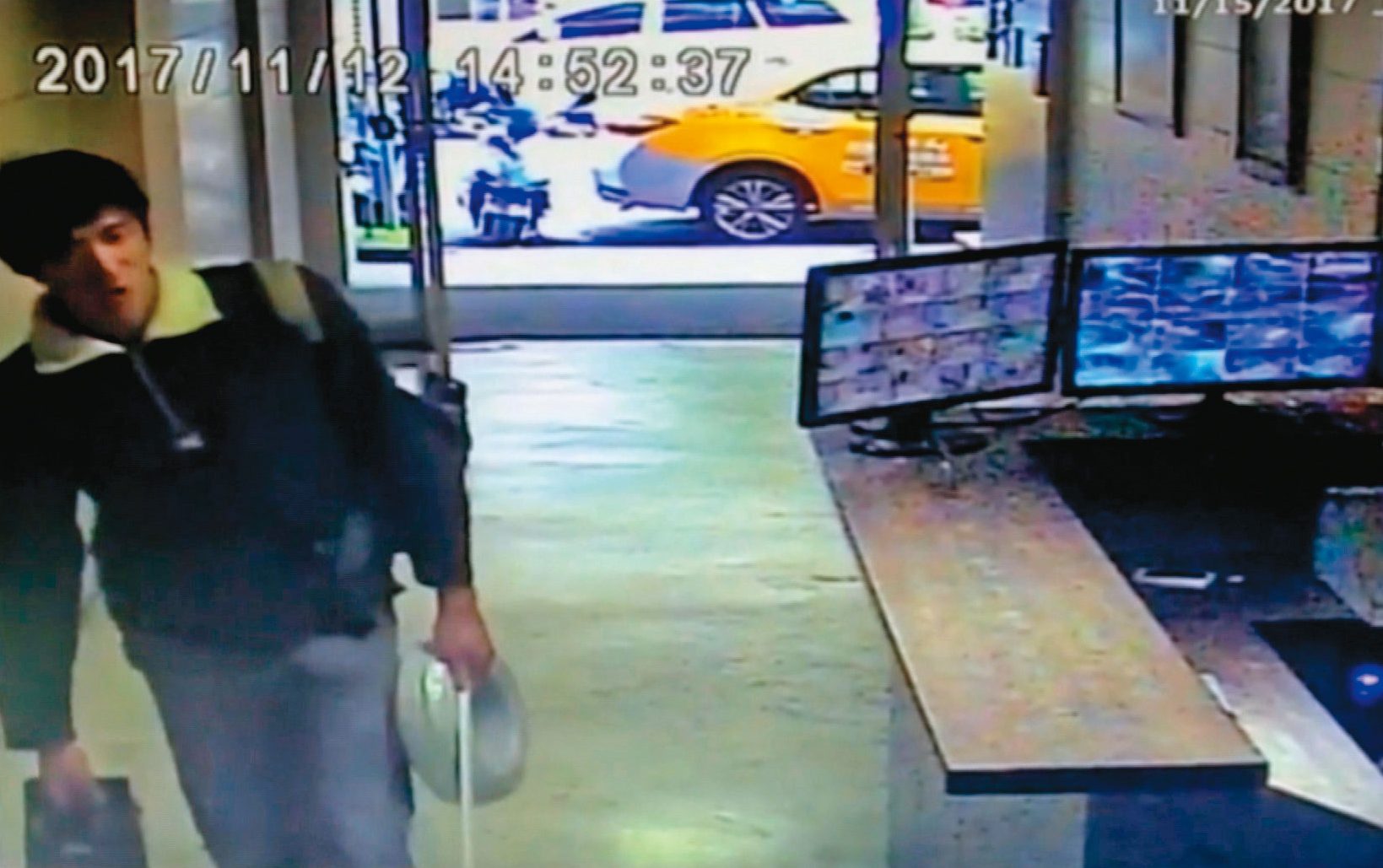 案發當天，凶手黃元鴻帶著砂輪機等工具前往死者住處。（翻攝畫面）