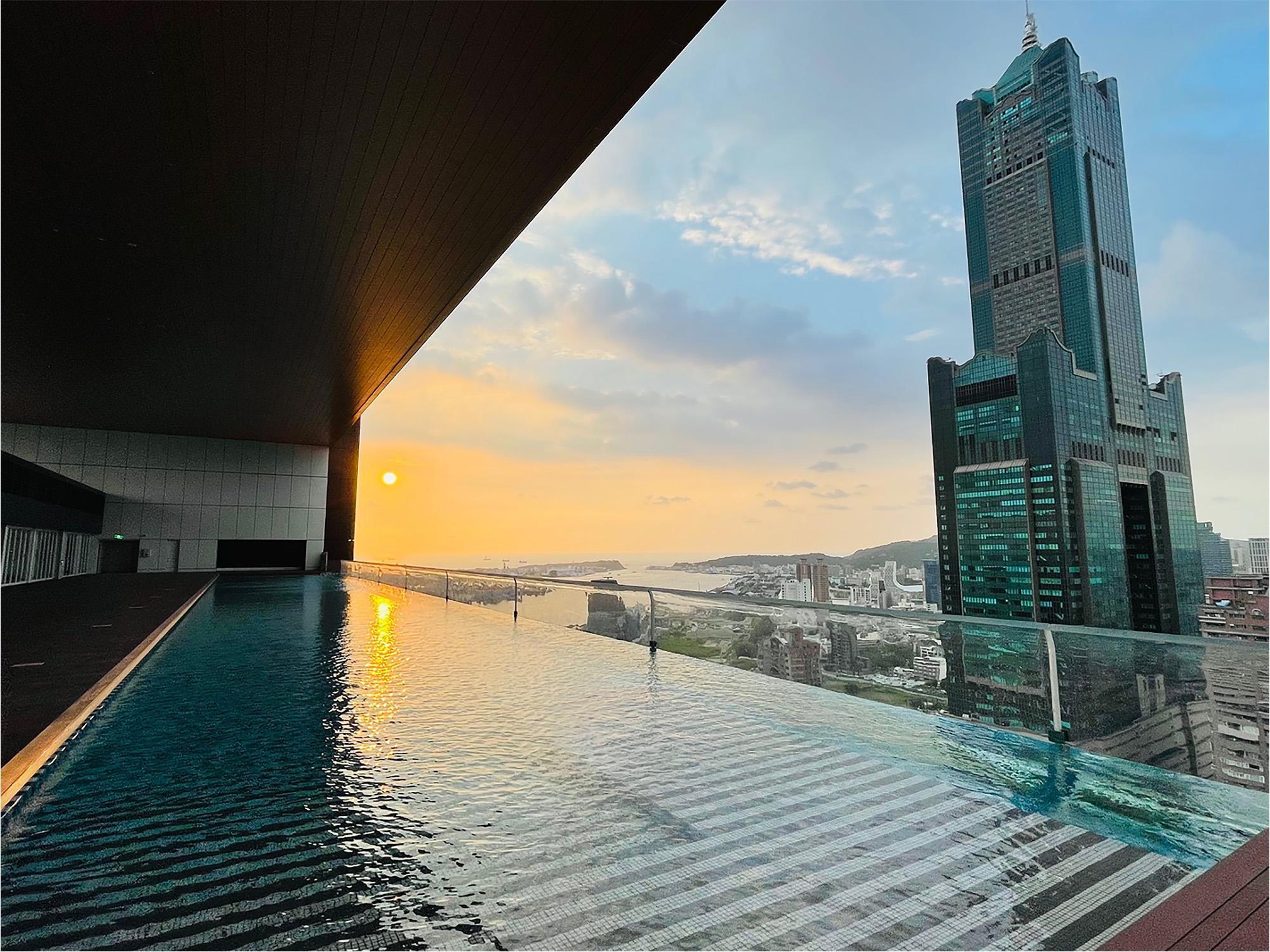 高雄全新飯店「承億TAI Urban Resort」即將於8月正式試營運,而備受矚目的高空懸挑無邊際泳池,可飽覽高雄西子灣與高雄85大樓夕陽美景。(承億酒店集團提供)
