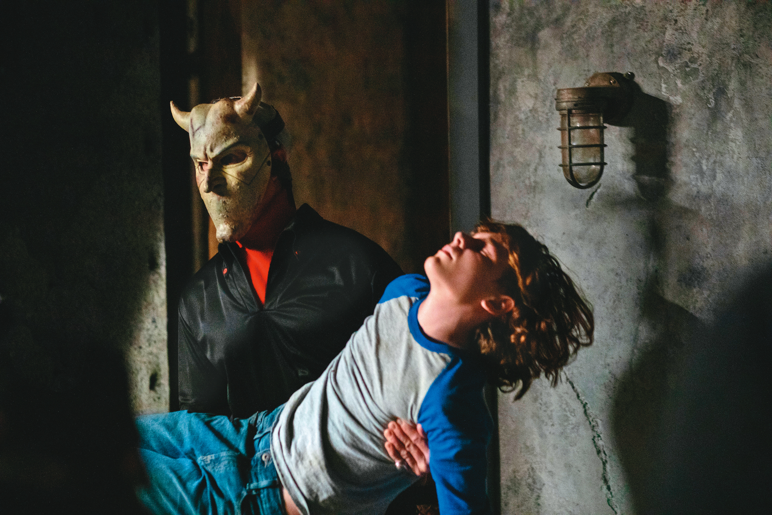 男孩被變態殺手綁架，並關在地下室，不過透過一具電話他卻能聽見之前受害者的聲音。（UIP提供）