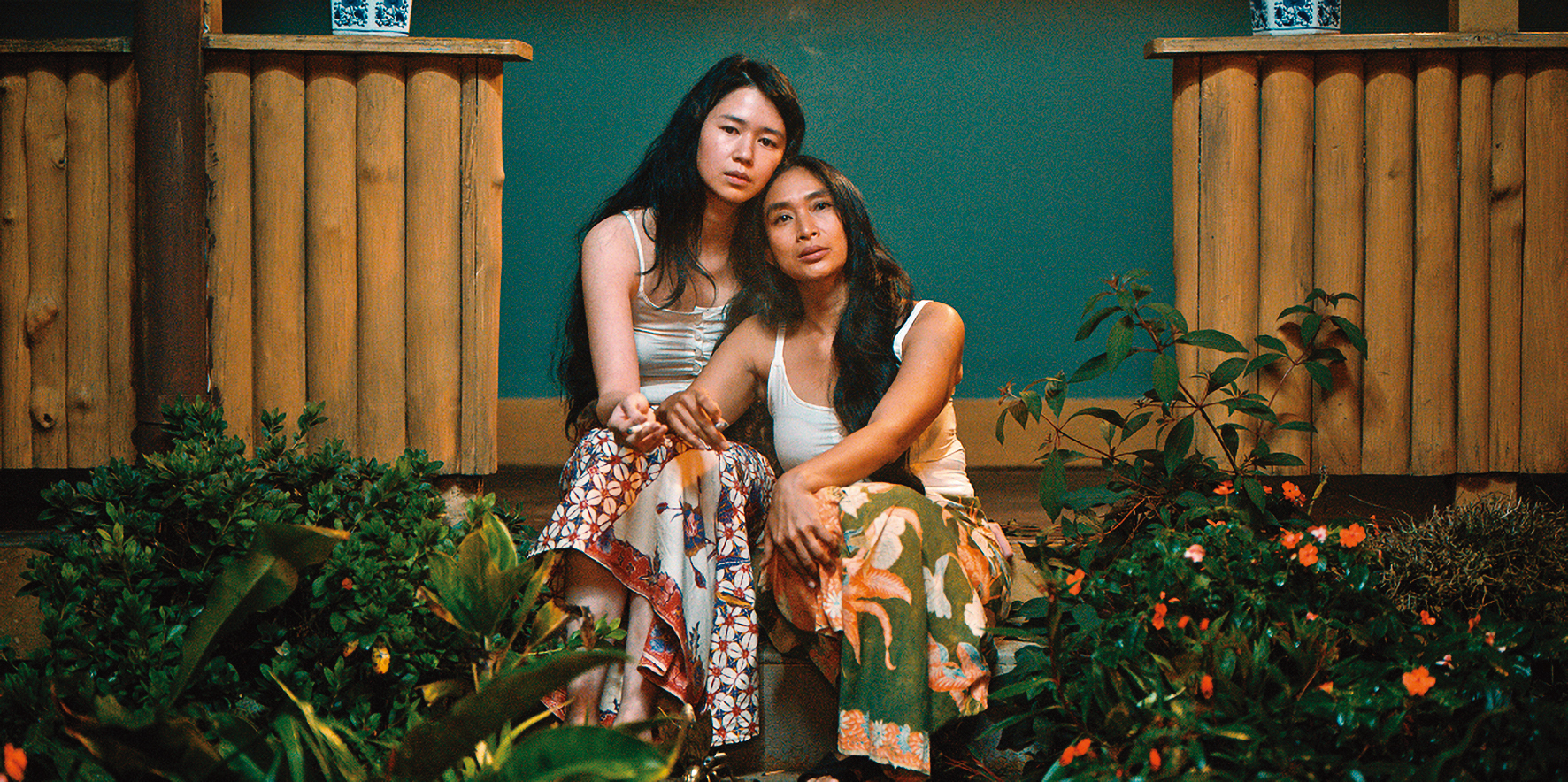 上流婦人發現丈夫有小三，她與小三上演從敵對到相惜的戲碼，飄出幽微曖昧的不尋常情誼。（前景娛樂提供）