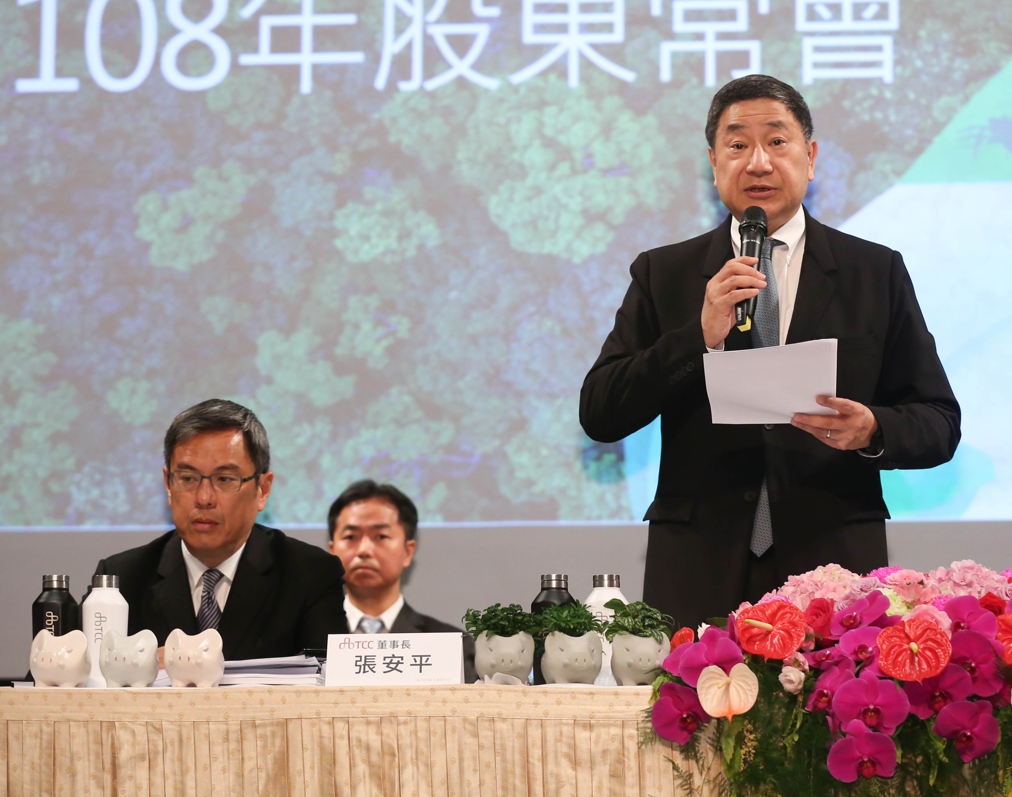 台泥總經理李鐘培（左）因健康因素，將於2022年8月10日辭任總經理職務，後續將由張安平(右)董事長暫兼總經理一職。