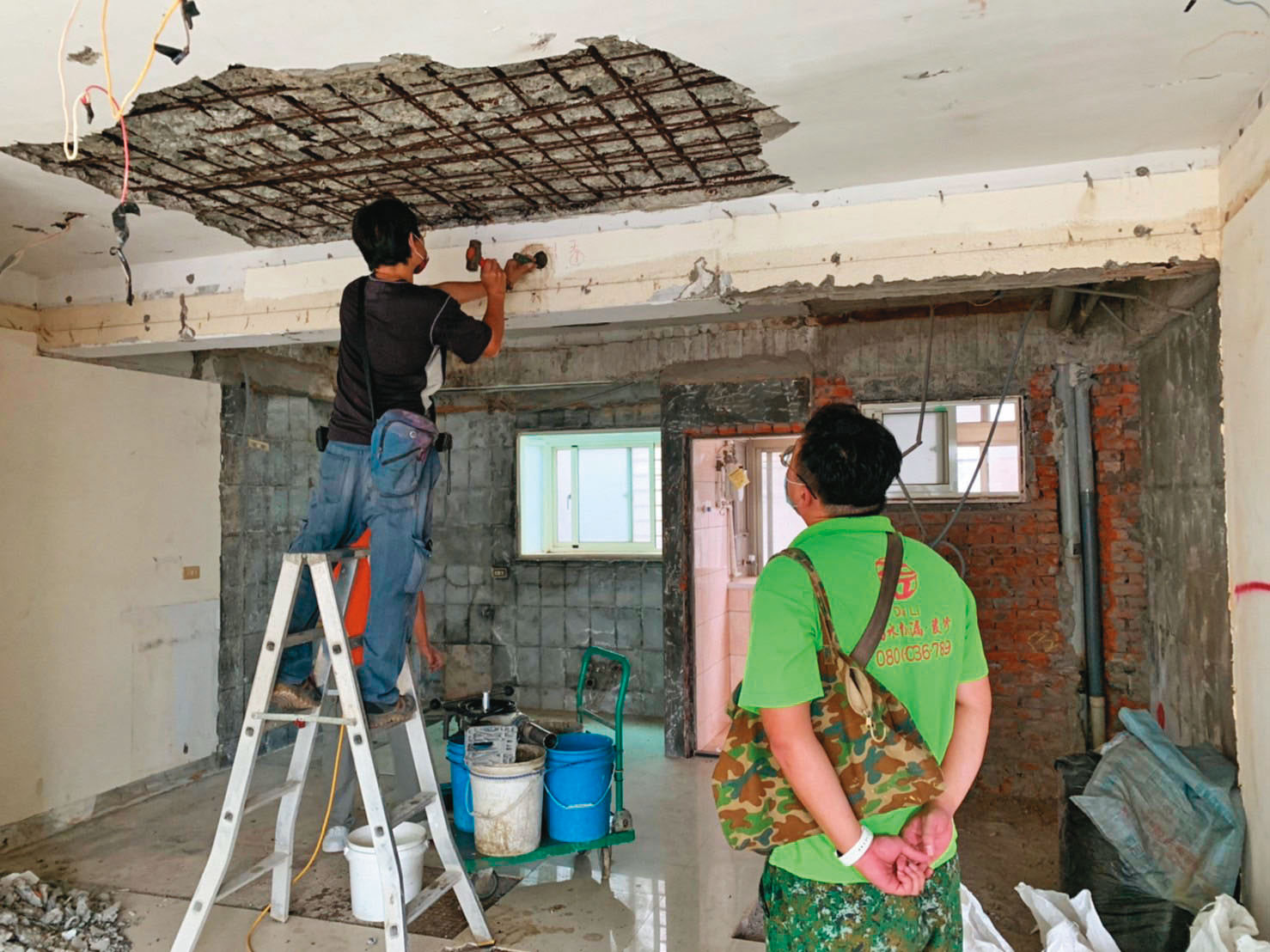 劉小姐請人拆開裝潢，立刻發現天花板大面積鋼筋外露。（讀者提供）