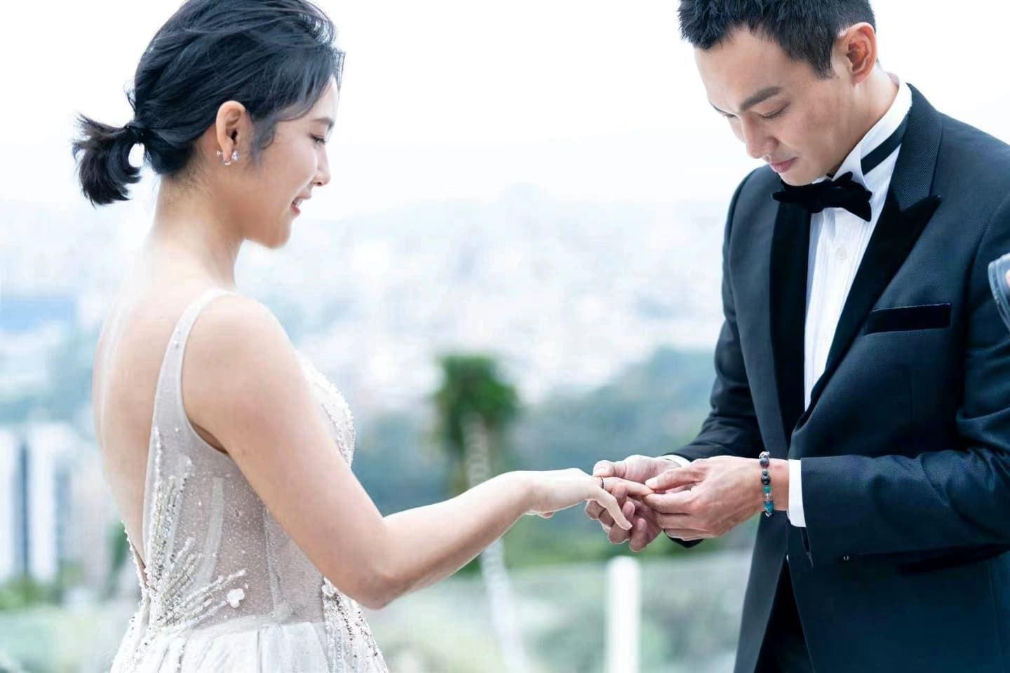 威廉拍完戲頭髮長度尷尬卻大膽求婚。（翻攝臉書）