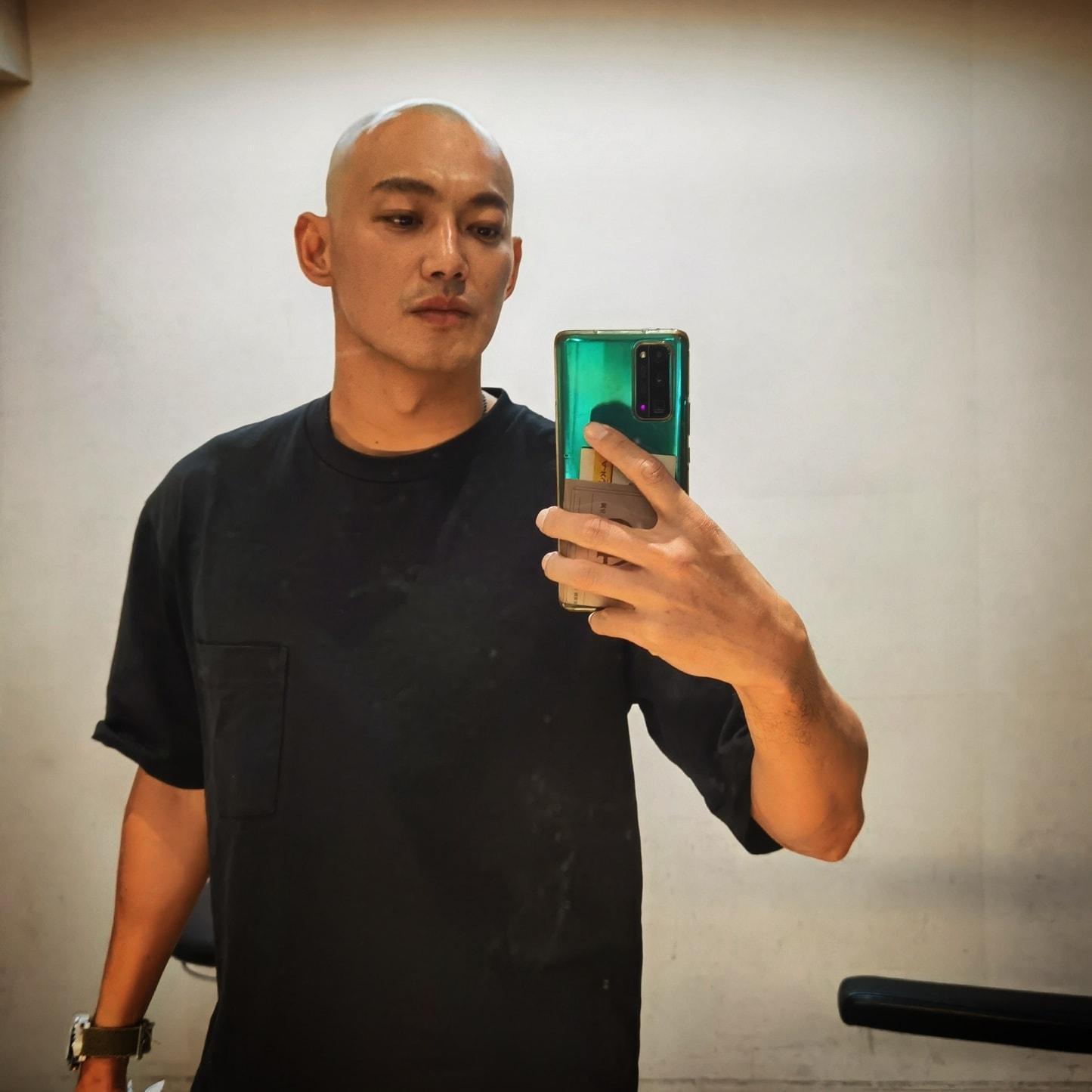 威廉拍戲期間數度自己剃頭維持光亮。（翻攝臉書）