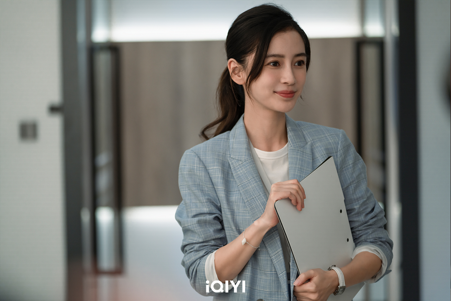 Angelababy讚賴冠霖比同齡人成熟,要他不要浪費早熟,好好向前衝刺。(愛奇藝國際站提供)