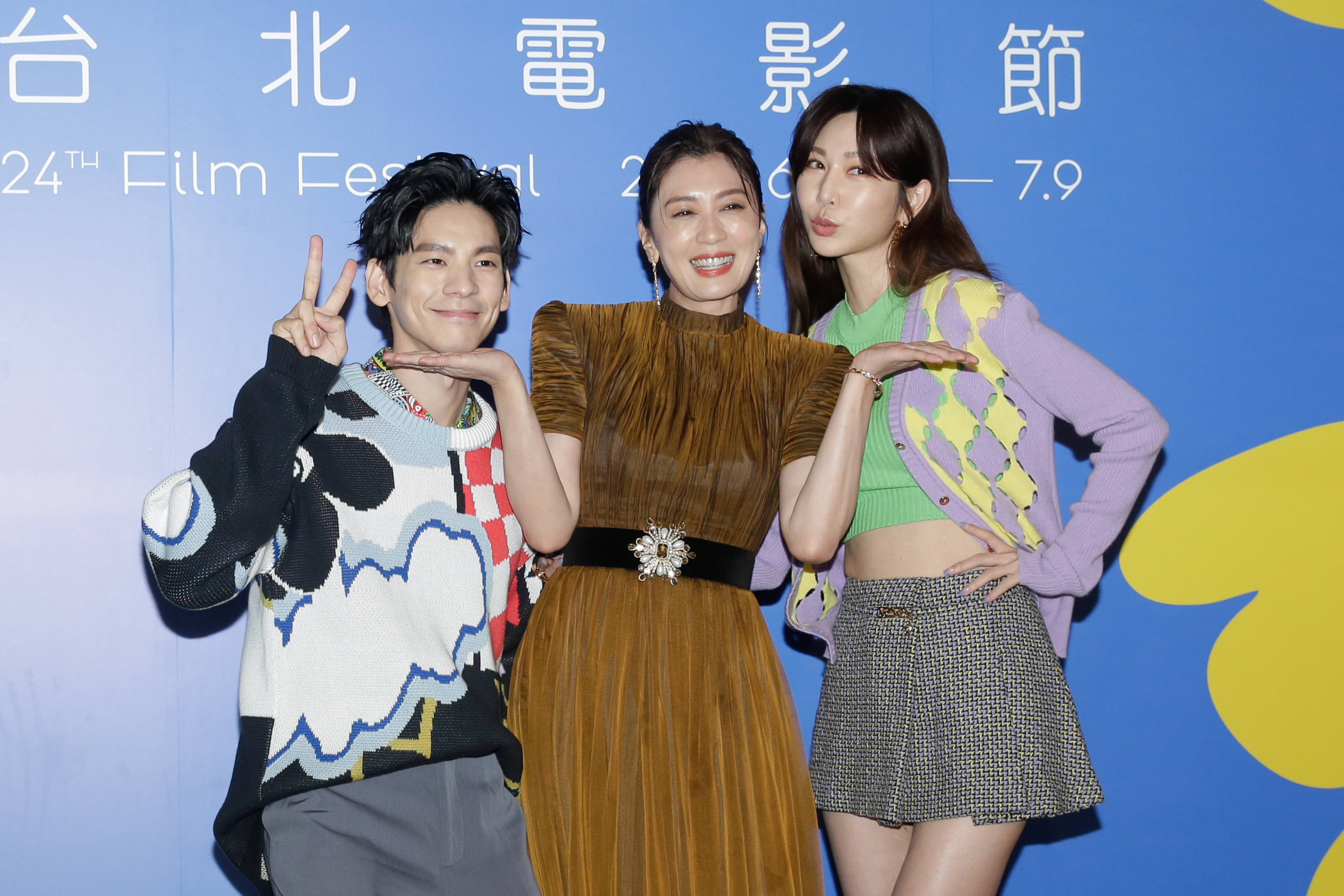 由於另外一位女主角比莉確診缺席首映，林柏宏（左起）、賈靜雯、曾莞婷扛起宣傳大任。