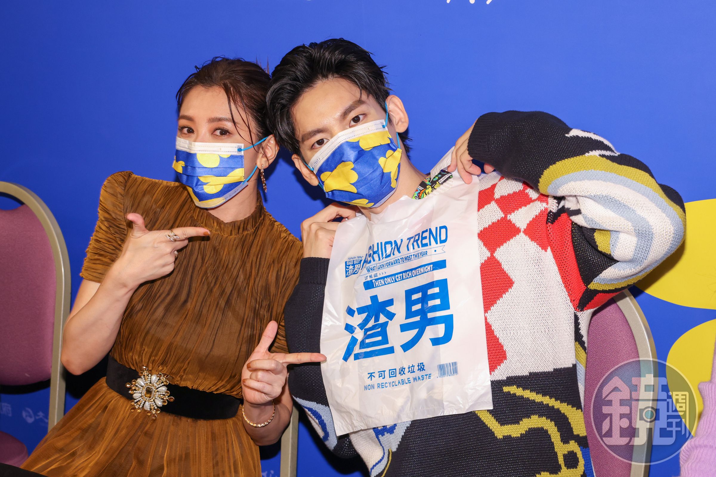 賈靜雯（左）特別從網站上購買「渣男不可回收垃圾袋」，送給戲裡專吃軟飯的林柏宏（右）。
