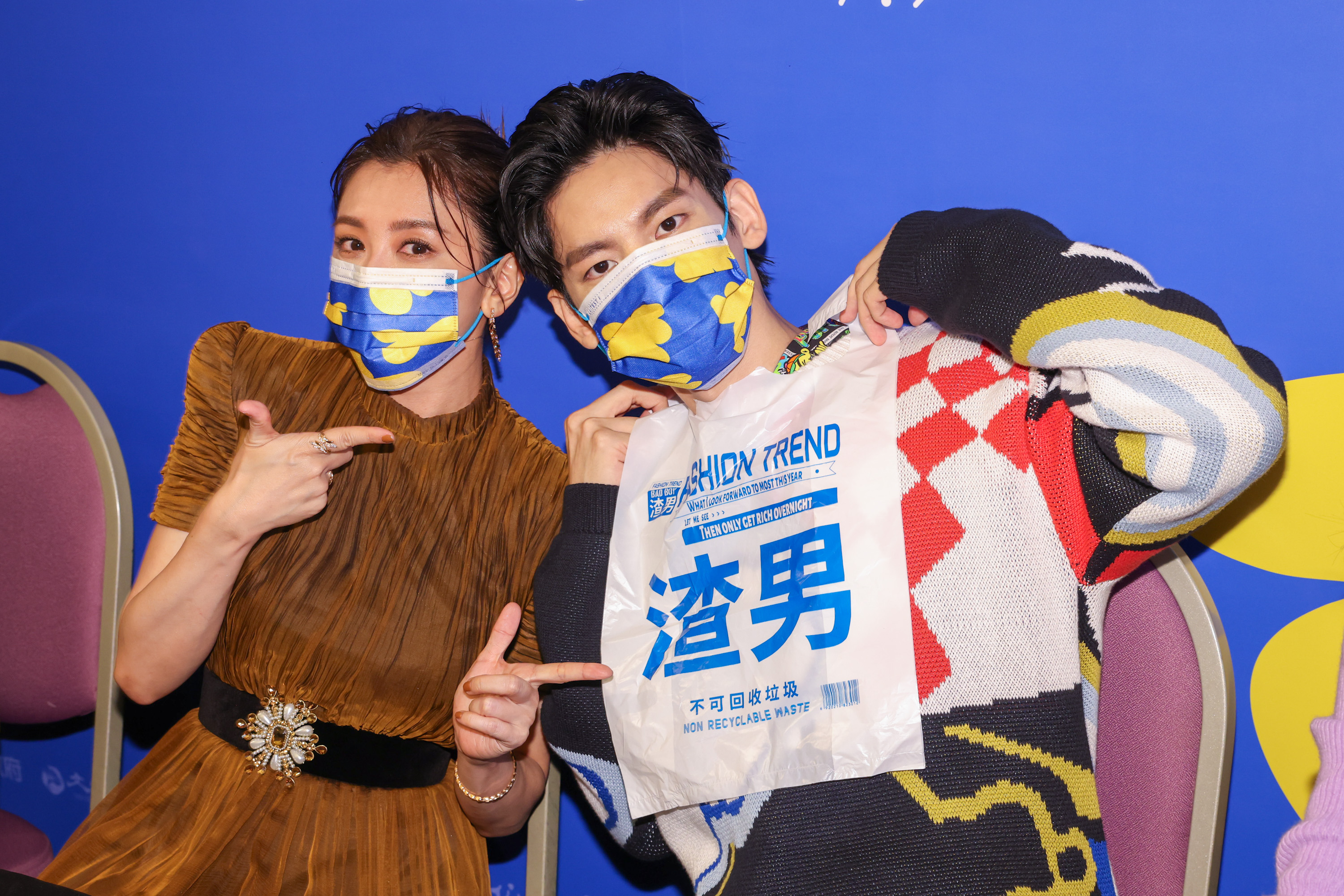 賈靜雯（左）特別從網站上購買「渣男不可回收垃圾袋」，送給戲裡專吃軟飯的林柏宏（右）。