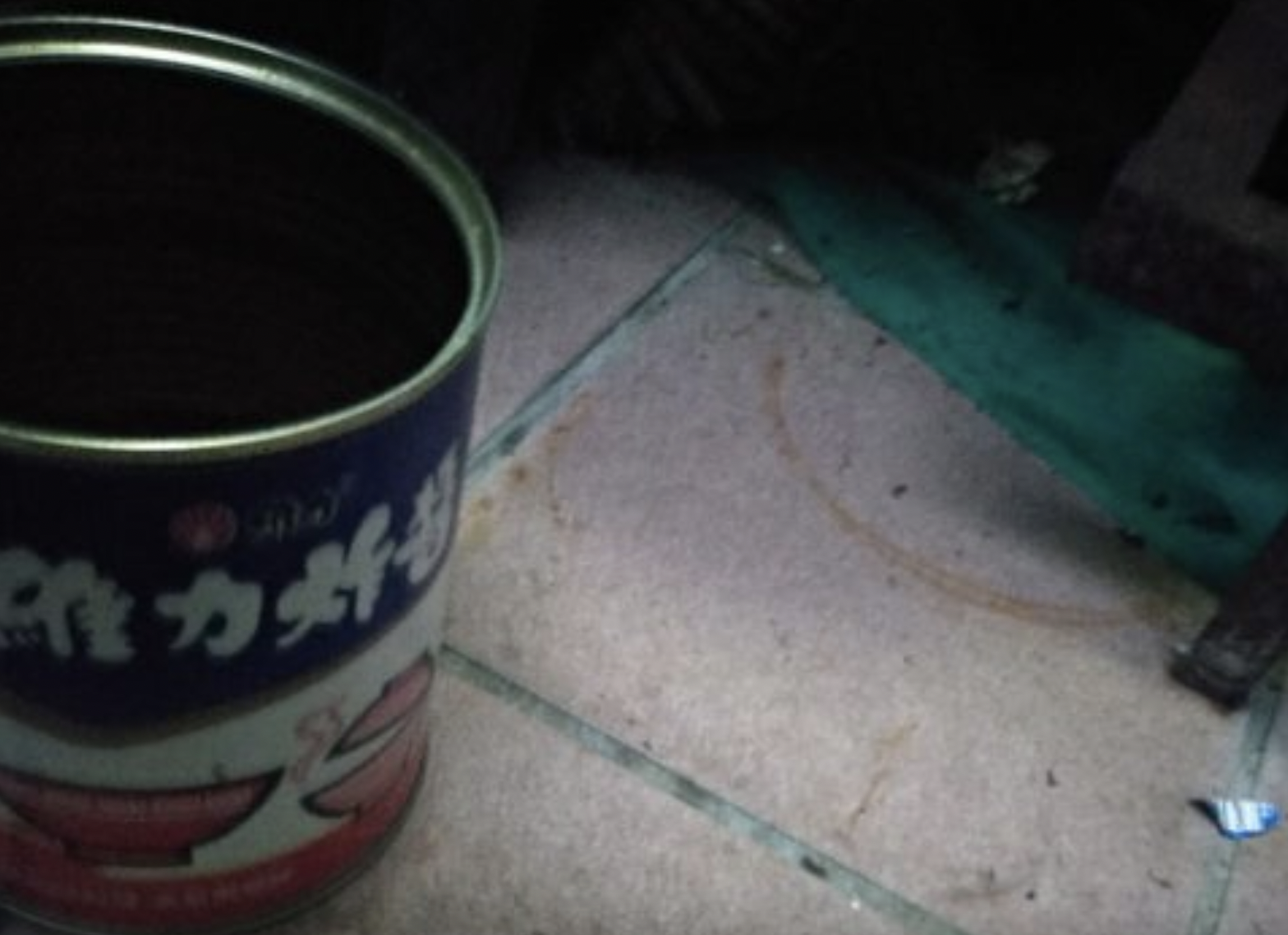 有網友分享滅蟑神奇法寶，竟然是維力炸醬的罐子。（翻攝ptt）