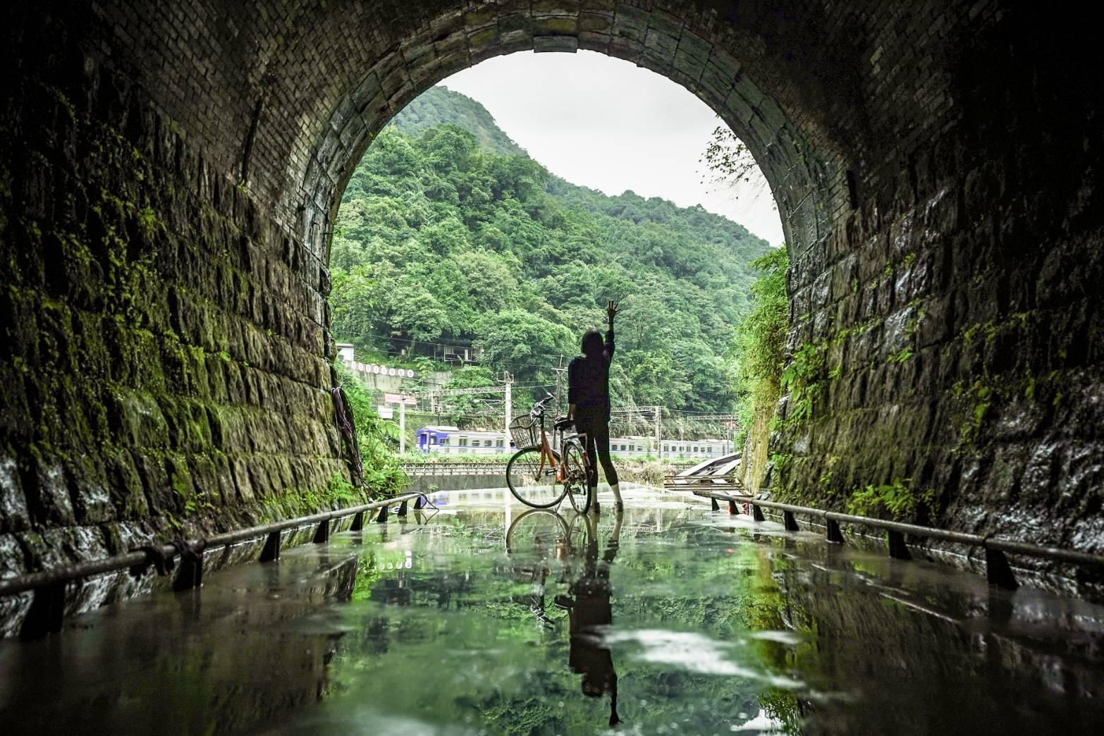 封閉37年的「三貂嶺隧道」歷經新北市政府3年多整修後改造成自行車道,將於明(2日)啟用。(新北市工務局提供)