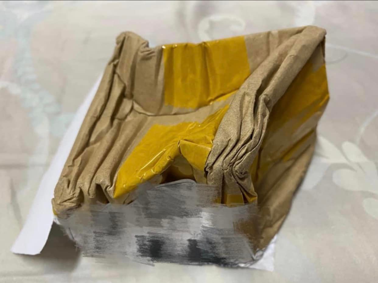 網友分享他到超商取貨，結果卻收到一個形狀激似「臭豆腐」的包裹。 （翻攝自爆廢公社二館）