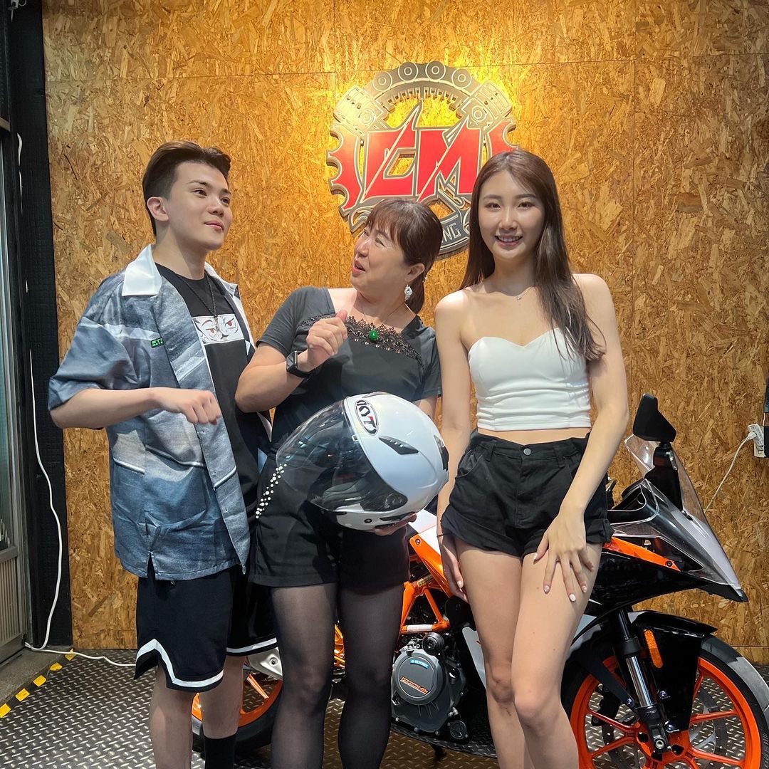 孫生（左）昨日前往台中拍攝讓女友Wendy（右）騎重機載媽媽（中）上路，怎料因意外插曲破壞好心情。（翻攝自孫生IG）
