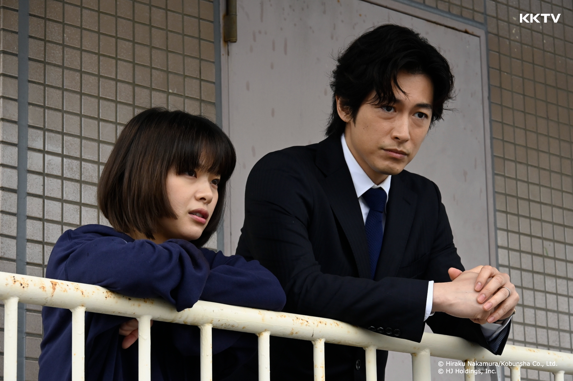 藤岡靛(右)被網友公推是《間諜家家酒》主角「黃昏」的真人代表。(KKTV
