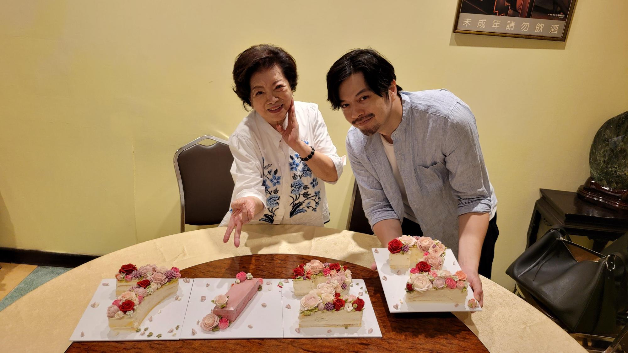 陳淑芳歡度83歲生日,在《徘徊年代》飾演她兒子的江常輝特地帶著數字蛋糕為她慶生。(傳影互動提供)